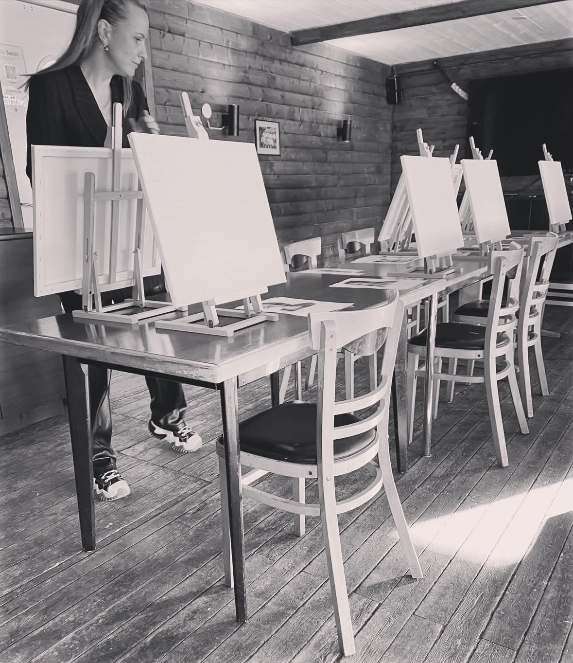 Måleristudio med staffli i rustik lokal